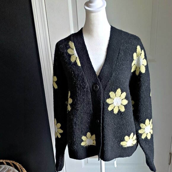 Chelsea & Theodore Sweaters - NWOT! COZY FLOWER CARDIGAN SWEATER SZ M